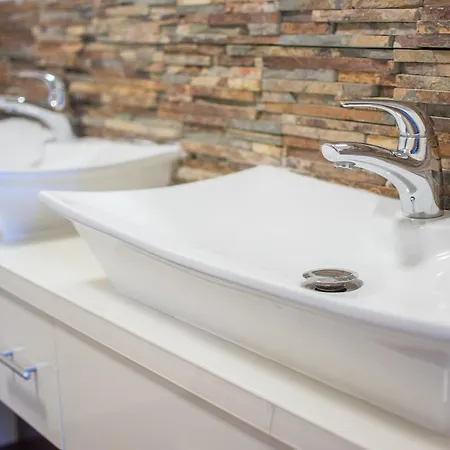 Dwor Kociolek Bed and Breakfast *